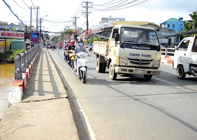 The run down Giong Ong To Bridge on Nguyen Thi Dinh Street in District 2 continues to bear heavy vehicular traffic everyday (Photo: SGGP)